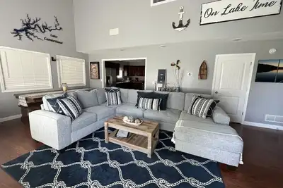 Image de Charmante maison de 3 chambres et 2 salles de bains au bord du lac, à moins de 3 milles de Jamestown