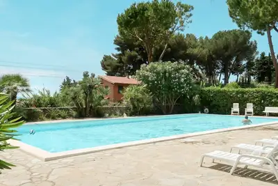 Image de Agréable appartement avec Wifi, climatisation, piscine, Tv, terrasse, animaux admis et parking