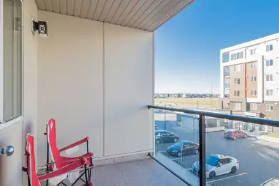 Image de Stylish 2br condo, Ac\/ Ug Prkg, 10 mins to Yyc