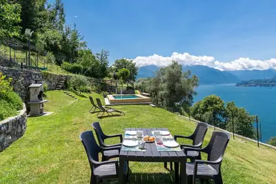 Image de Maison de vacances privée avec climatisation, piscine privée, bain à remous, Tv, patio, parking