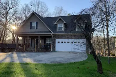 Image de Accueil Lake Front. 3 grands espaces de vie. Porches grillagés. Animaux acceptés.
