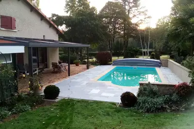 Image de maison entière avec piscine idéale pour familles