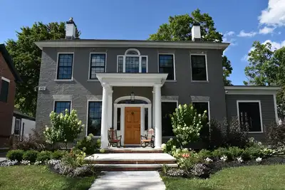 Image de Nouveau Reno 2020 de Federal Style House, à quelques pas du centre-ville de Brandon