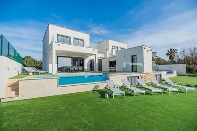 Image de Corb Mari pour 8 personnes avec piscine