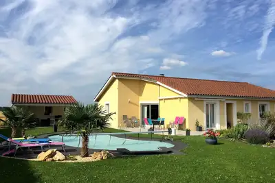 Image de Villa avec piscine, terrasses et grand jardin