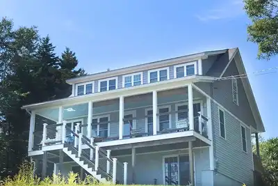 Image de Lowell's Getaway. Kayaking, beaches, dining and Ac from this water view home.