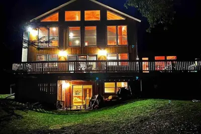 Image de Immense chalet au bord du lac au cœur du désert du Maine