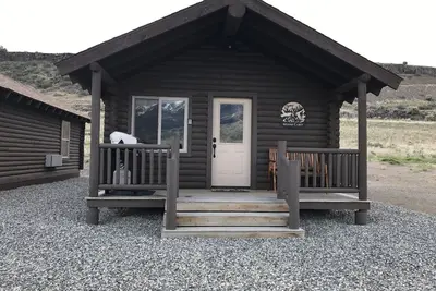 Image de Moose log cabin in Paradise Valley 27 miles from the North to Yellowstone Park.
