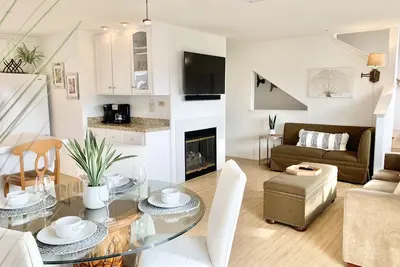 Image de Host By Owner! Family Size Condo! Walk to the Beach & Downtown! Two-car garage!