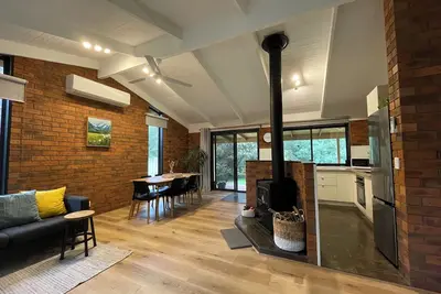 Image de Retraite au bord de la rivière dans une cour calme à seulement quelques pas des cafés et des pubs