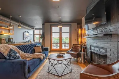 Image de ★ Le Lux @ The ᗪickson | Étapes vers l'UofA et le Dt!