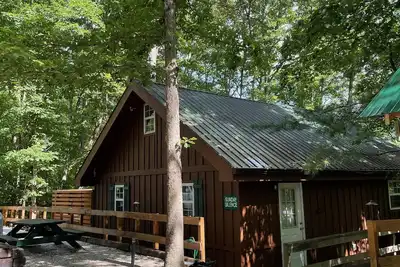 Image de Chalet acceptant les animaux de compagnie à Cliffview Resort, avec bain à remous et Wi-Fi