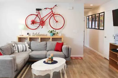 Image de Creek Side Stay: 1. 5 miles du centre-ville et de la randonnée!