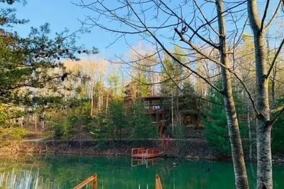 Image de Lake Cabin avec vue imprenable sur le lac, bain à remous et table de billard avec wi-fi.