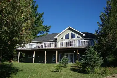 Image de Halfmoon Paradise Cottage - Lakefront Luxury Cottage