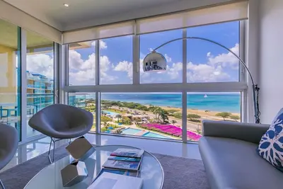 Image de Ambiance élégante gris et blanc: Joyful Ocean View Condo 615 pour 6