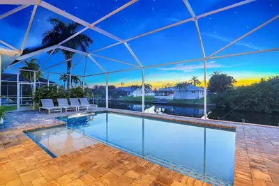 Image de Spacieuse maison de 4 chambres avec piscine d'eau salée dans un emplacement ouest souhaitable.