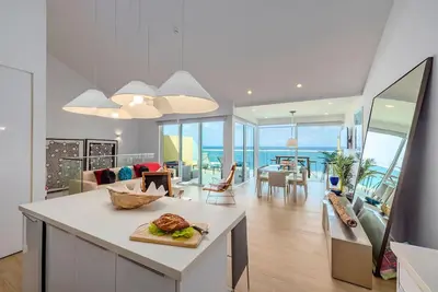 Image de Profitez du soleil, regardez le coucher du soleil et. . . détendez-vous. Ocean View Penthouse 3-2 pour 6