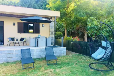 Image de Maison 3* tout équipée avec jardin entièrement rénovée en centre ville Sartène