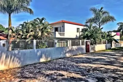 Image de Belle grande maison, immense cuisine, piscine jacuzzi, jardin, à 2 pâtés de maisons de la plage