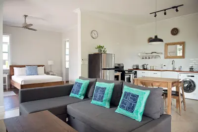 Image de Very Large Studio & Porch, 5 Min Walk to Beach, Secluded, Tranquil & Green