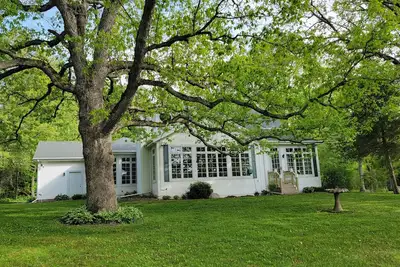 Image de 3000 sq ft home - Private 25 acres on a river - 45 min from Milwaukee or Madison