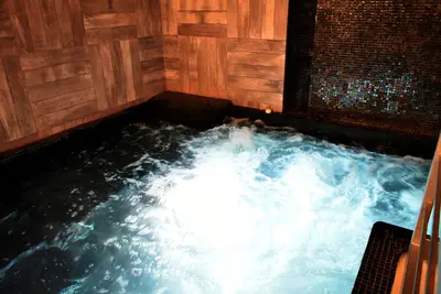 Image de Belle maison comme neuve dans la zone dorée, avec jacuzzi et pergola.