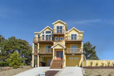 Image de Kiss Me Salty: piscine privée, salle de jeux avec baby-foot, piscine communautaire et court de tennis.