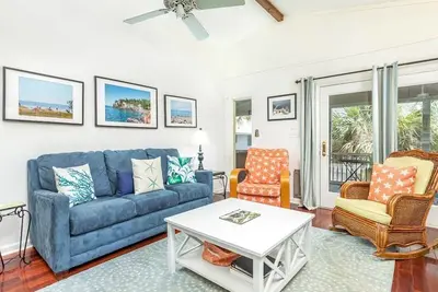 Image de Idéal pour les familles, Pet Friendly Home à seulement 2 pâtés de maisons de l'accès à la plage et Memorial Park