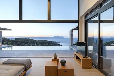 Vraskos Villa avec une plage semi-privée et piscine chauffée
