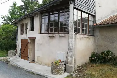 Image de maison spacieuse avec  jardin piscine hors sol dans petit hameau tranquille