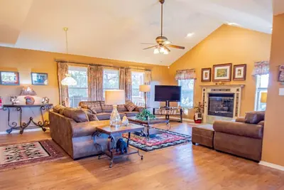 Image de 3 chambres, 3 salles de bains, animaux acceptés (frais supplémentaires), niveau unique, bain à remous extérieur pour 6 personnes - Sl