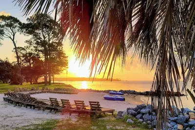 Image de 10 Bedroom Waterfront Beauty! Réservez maintenant pour votre escapade d'automne!