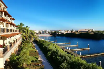 Image de Incroyable Marina et résidence de golf au paradis