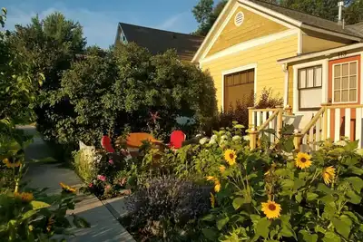 Image de SoBo Cottage - Easy Downtown Living
