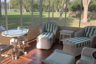 Image de Magnifique chalet au bord du lac!