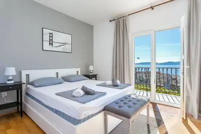 Appartement de deux chambres avec le balcon et la vue sur le mer Pisak, Omis (A-18141-c)