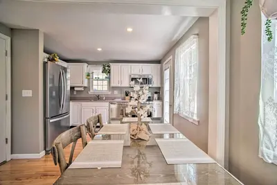 Image de Nouveau! Sandwich Home w / Fire Pit - 4 Mi au centre-ville!