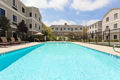 Image de Piscine extérieure et bain à remous. Petit déjeuner gratuit. 30 min en voiture de Disney!