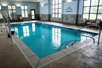Image de Petit déjeuner gratuit. Piscine intérieure. Gym. 10 min de l'Université du Kentucky.