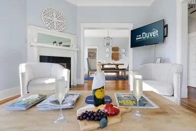 Image de Le Rosewood (Historic Downtown) à seulement 1 pâté de maisons de la rue King!