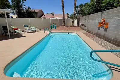 Image de Votre place au soleil! Maison calme, piscine privée, bain à remous