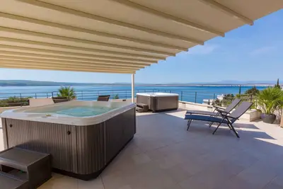 Image de Appartement de vacances avec bain à remous, sauna, climatisation, WiFi et terrasse avec vue sur la mer