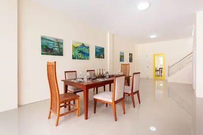 Image de Maison Privée Entièrement Équipée De 4 Bdr
