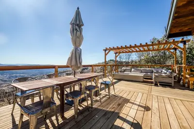 Image de Cabine lumineuse et lumineuse avec grande terrasse, bain à remous privé et vues magnifiques!