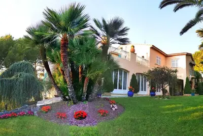 Image de Appartement indépendant à l'étage dans une villa.