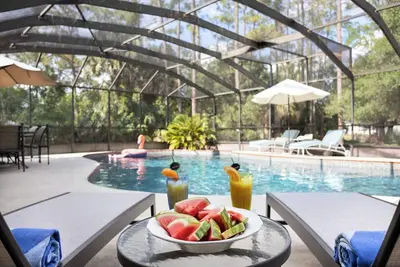 Image de Maison familiale avec piscine privée, spacieuse et privée, Instaworthy Tiki Bar