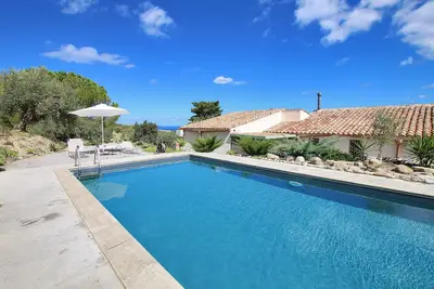 Image de Villa avec piscine privée et grand jardin dans la campagne paisible près de la mer