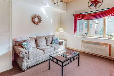 Image de Condo abordable avec vue sur la montagne, piscine et bain à remous communs