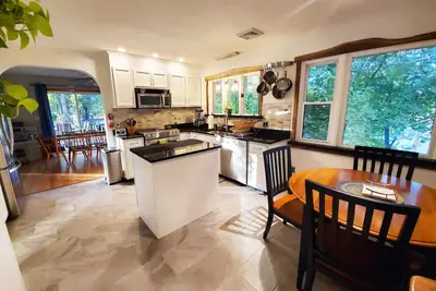 Image de Belle maison spacieuse avec vue sur le stade